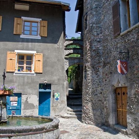 Au Cheval Blanc - Appartements Et Chambres D'Hotes Albertville Bagian luar foto