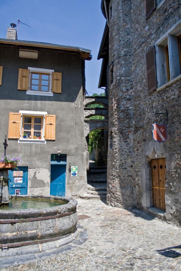 Au Cheval Blanc - Appartements Et Chambres D'Hotes Albertville Bagian luar foto