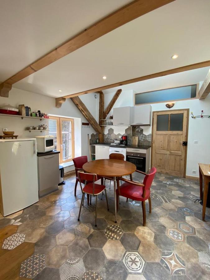 Au Cheval Blanc - Appartements Et Chambres D'Hotes Albertville Bagian luar foto