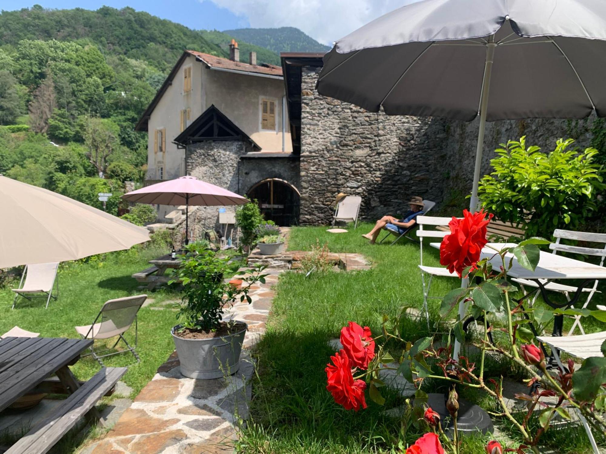 Au Cheval Blanc - Appartements Et Chambres D'Hotes Albertville Bagian luar foto
