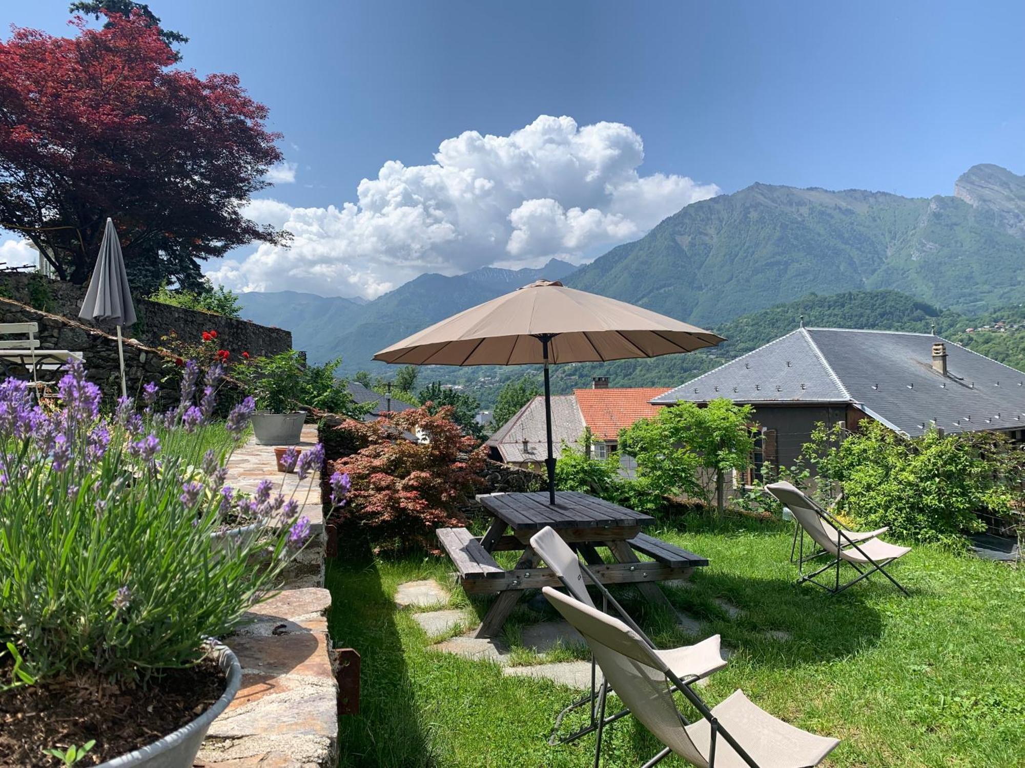 Au Cheval Blanc - Appartements Et Chambres D'Hotes Albertville Bagian luar foto